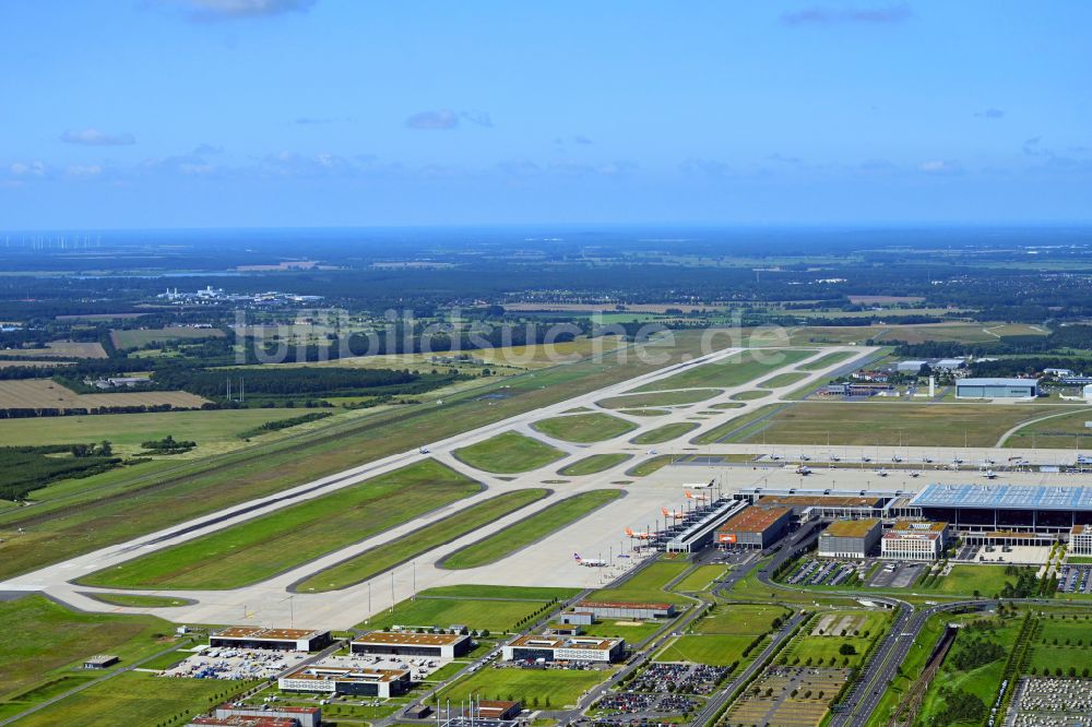 Luftbild Schönefeld - Abfertigungs- Gebäude und Terminals auf dem Gelände des Flughafen in Schönefeld im Bundesland Brandenburg