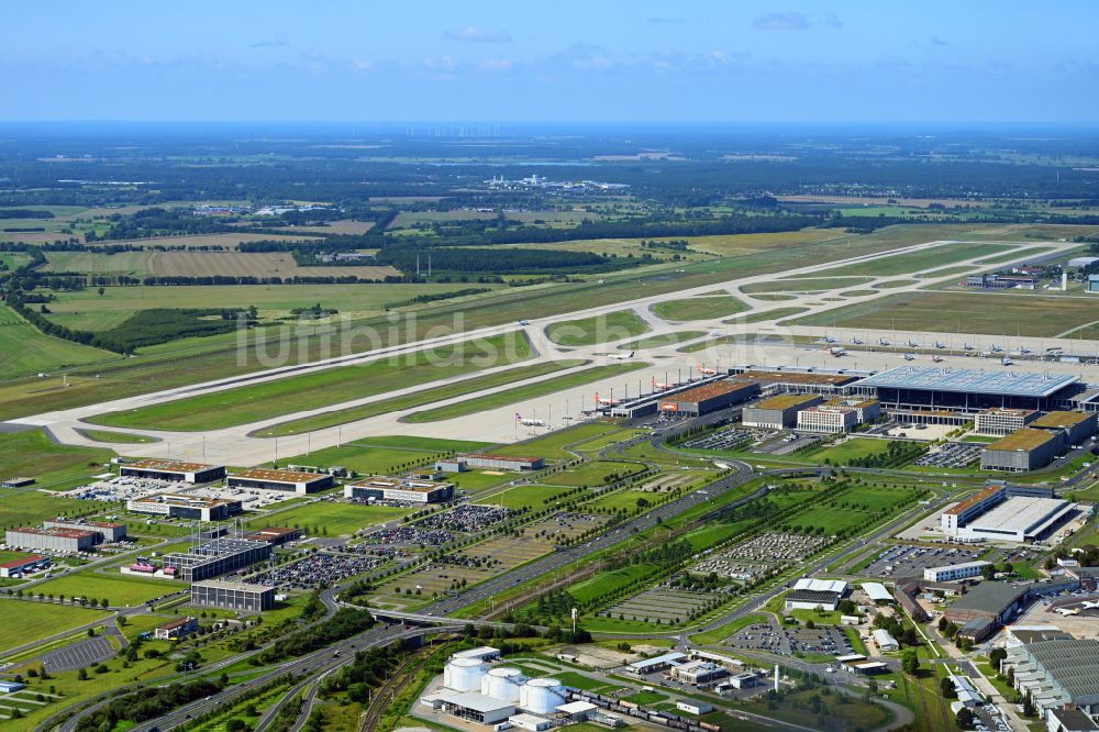 Luftaufnahme Schönefeld - Abfertigungs- Gebäude und Terminals auf dem Gelände des Flughafen in Schönefeld im Bundesland Brandenburg