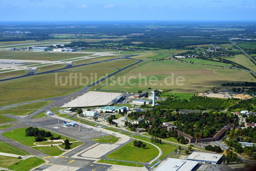 Schönefeld von oben - Abfertigungs- Gebäude und Terminals auf dem Gelände des Flughafen in Schönefeld im Bundesland Brandenburg