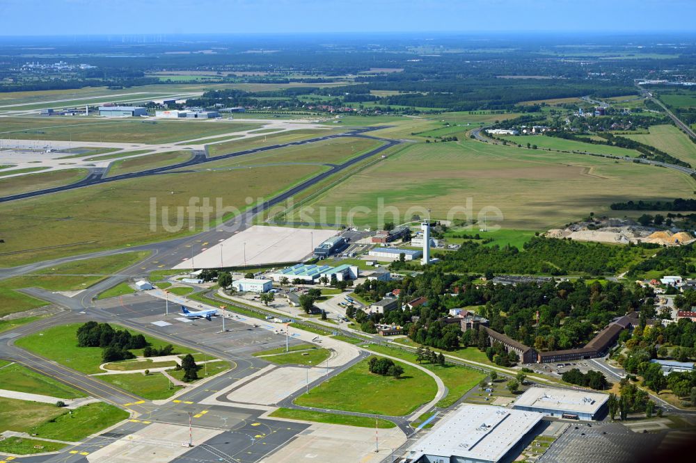 Schönefeld aus der Vogelperspektive: Abfertigungs- Gebäude und Terminals auf dem Gelände des Flughafen in Schönefeld im Bundesland Brandenburg