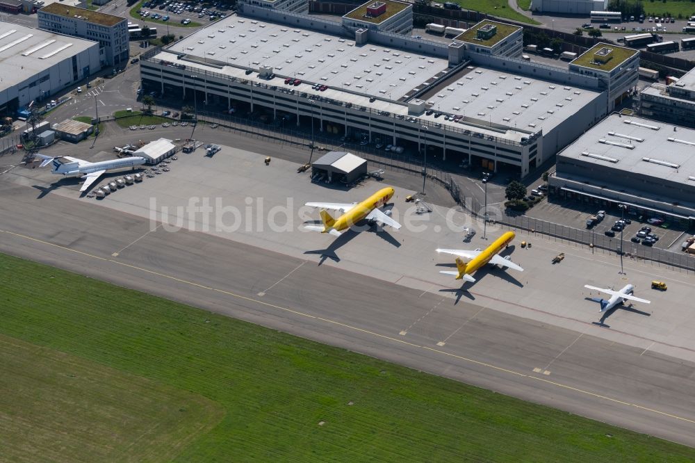 Luftaufnahme Stuttgart - Abfertigungs- Gebäude und Terminals auf dem Gelände des Flughafen in Stuttgart im Bundesland Baden-Württemberg