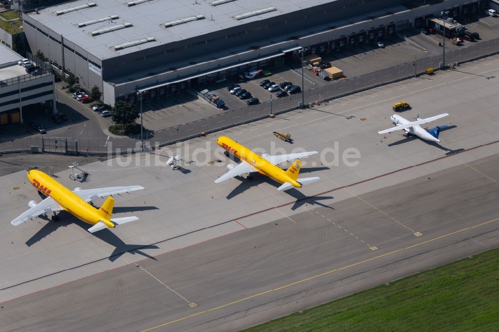 Stuttgart aus der Vogelperspektive: Abfertigungs- Gebäude und Terminals auf dem Gelände des Flughafen in Stuttgart im Bundesland Baden-Württemberg