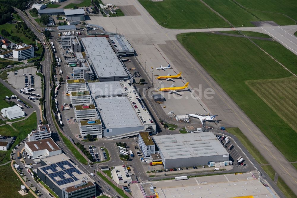 Luftbild Stuttgart - Abfertigungs- Gebäude und Terminals auf dem Gelände des Flughafen in Stuttgart im Bundesland Baden-Württemberg