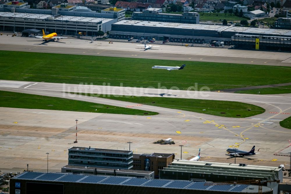 Stuttgart aus der Vogelperspektive: Abfertigungs- Gebäude und Terminals auf dem Gelände des Flughafen in Stuttgart im Bundesland Baden-Württemberg