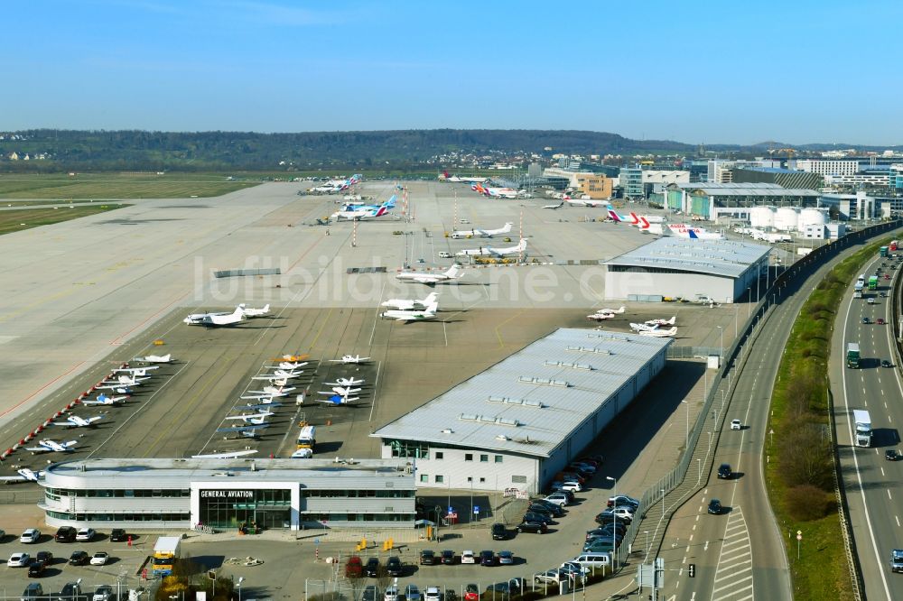 Stuttgart aus der Vogelperspektive: Abfertigungs- Gebäude und Terminals auf dem Gelände des Flughafen in Stuttgart im Bundesland Baden-Württemberg, Deutschland