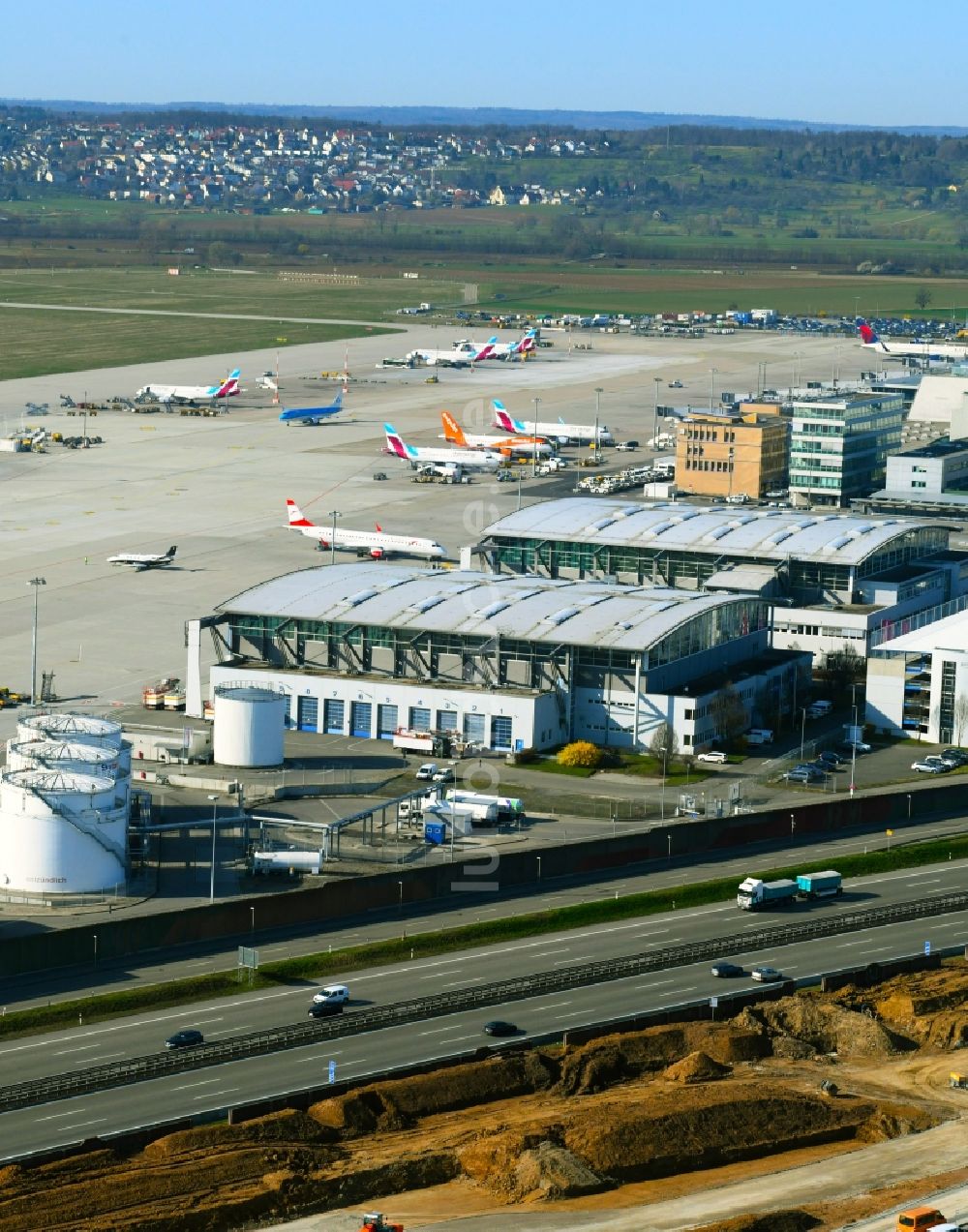 Luftbild Stuttgart - Abfertigungs- Gebäude und Terminals auf dem Gelände des Flughafen in Stuttgart im Bundesland Baden-Württemberg, Deutschland