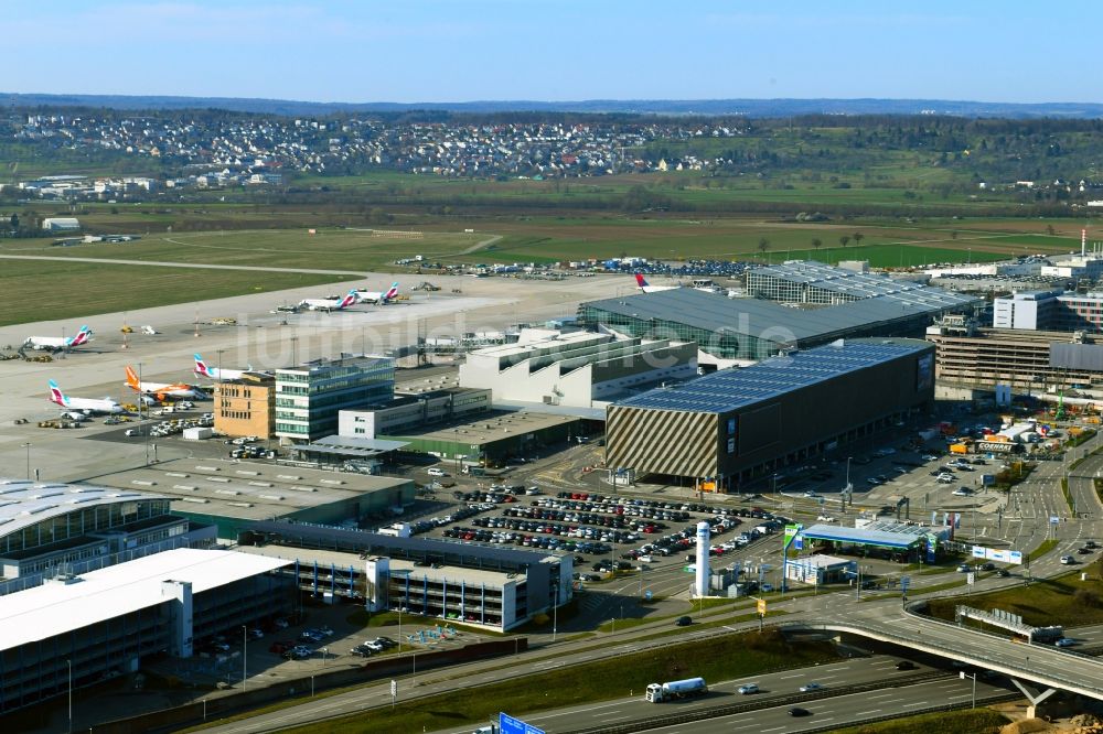 Luftaufnahme Stuttgart - Abfertigungs- Gebäude und Terminals auf dem Gelände des Flughafen in Stuttgart im Bundesland Baden-Württemberg, Deutschland