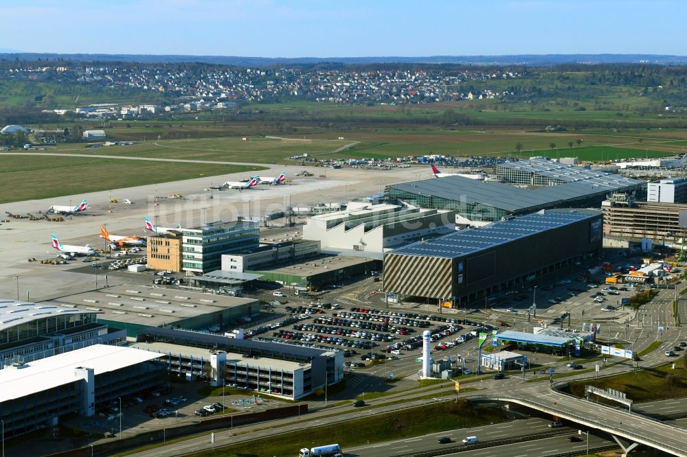 Stuttgart von oben - Abfertigungs- Gebäude und Terminals auf dem Gelände des Flughafen in Stuttgart im Bundesland Baden-Württemberg, Deutschland