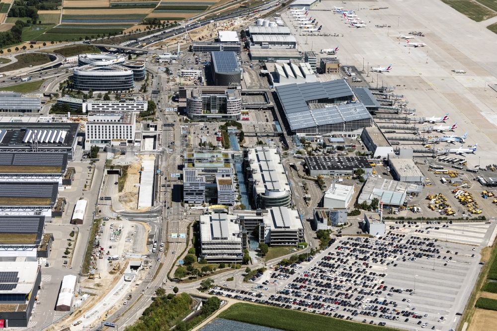 Stuttgart aus der Vogelperspektive: Abfertigungs- Gebäude und Terminals auf dem Gelände des Flughafen in Stuttgart im Bundesland Baden-Württemberg, Deutschland