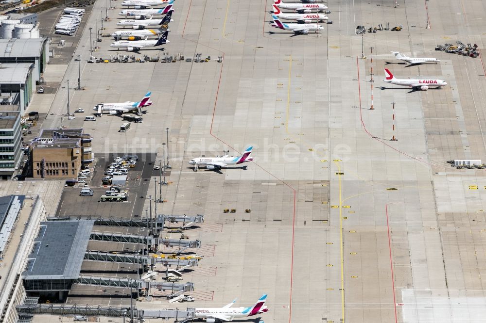 Stuttgart von oben - Abfertigungs- Gebäude und Terminals auf dem Gelände des Flughafen in Stuttgart im Bundesland Baden-Württemberg, Deutschland