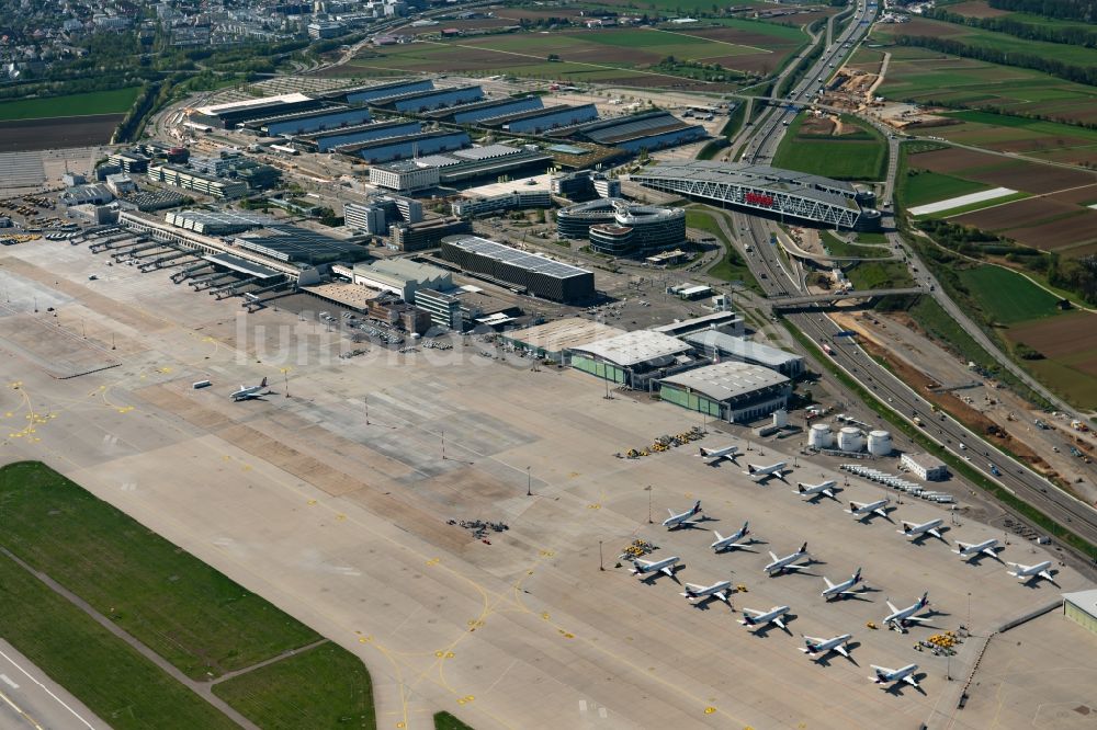 Stuttgart aus der Vogelperspektive: Abfertigungs- Gebäude und Terminals auf dem Gelände des Flughafen in Stuttgart im Bundesland Baden-Württemberg, Deutschland