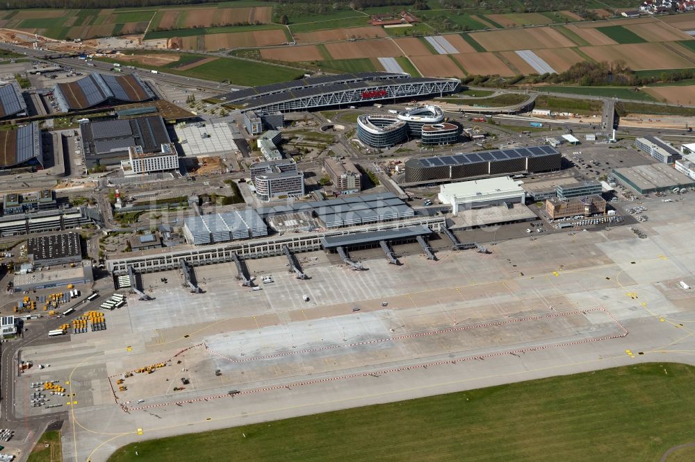 Luftaufnahme Stuttgart - Abfertigungs- Gebäude und Terminals auf dem Gelände des Flughafen in Stuttgart im Bundesland Baden-Württemberg, Deutschland