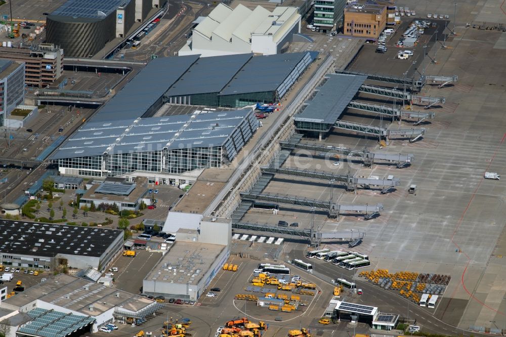 Luftaufnahme Stuttgart - Abfertigungs- Gebäude und Terminals auf dem Gelände des Flughafen in Stuttgart im Bundesland Baden-Württemberg, Deutschland