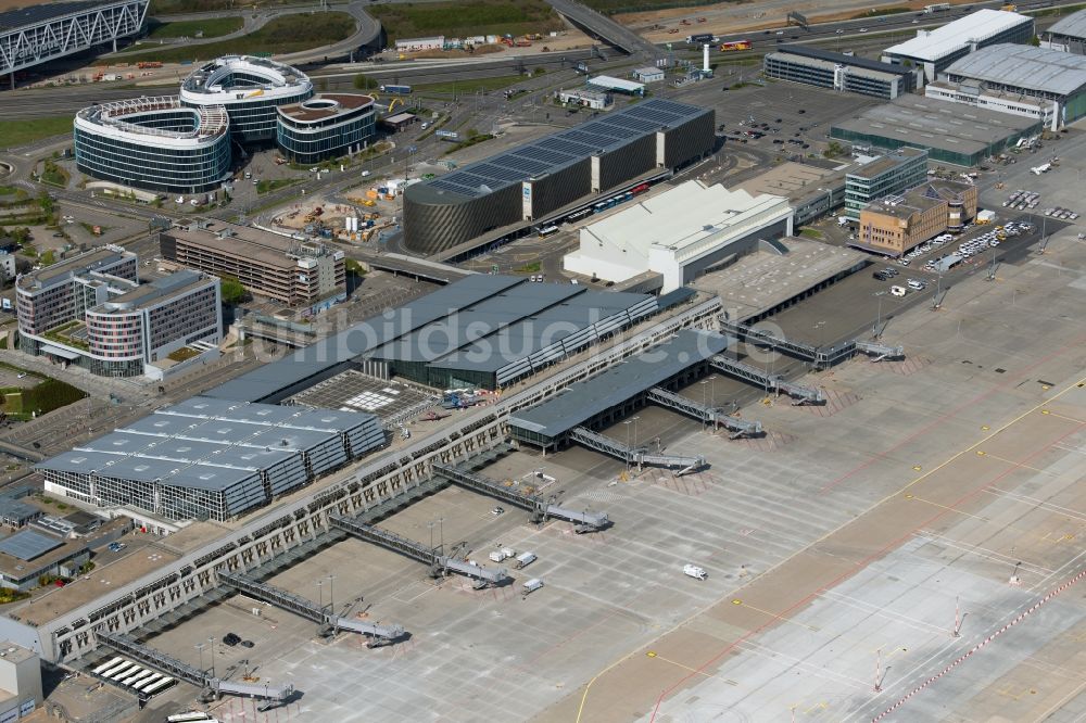 Luftbild Stuttgart - Abfertigungs- Gebäude und Terminals auf dem Gelände des Flughafen in Stuttgart im Bundesland Baden-Württemberg, Deutschland