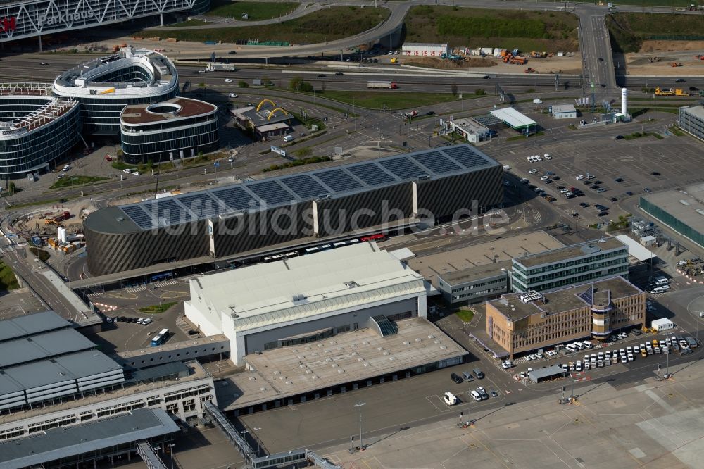 Stuttgart von oben - Abfertigungs- Gebäude und Terminals auf dem Gelände des Flughafen in Stuttgart im Bundesland Baden-Württemberg, Deutschland