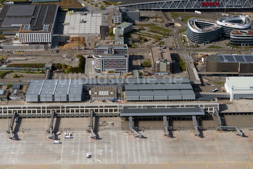 Stuttgart aus der Vogelperspektive: Abfertigungs- Gebäude und Terminals auf dem Gelände des Flughafen in Stuttgart im Bundesland Baden-Württemberg, Deutschland