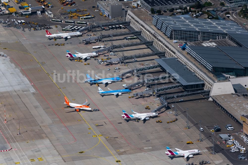 Luftbild Leinfelden-Echterdingen - Abfertigungs- Gebäude und Terminals auf dem Gelände des Flughafen Stuttgart in Leinfelden-Echterdingen im Bundesland Baden-Württemberg, Deutschland