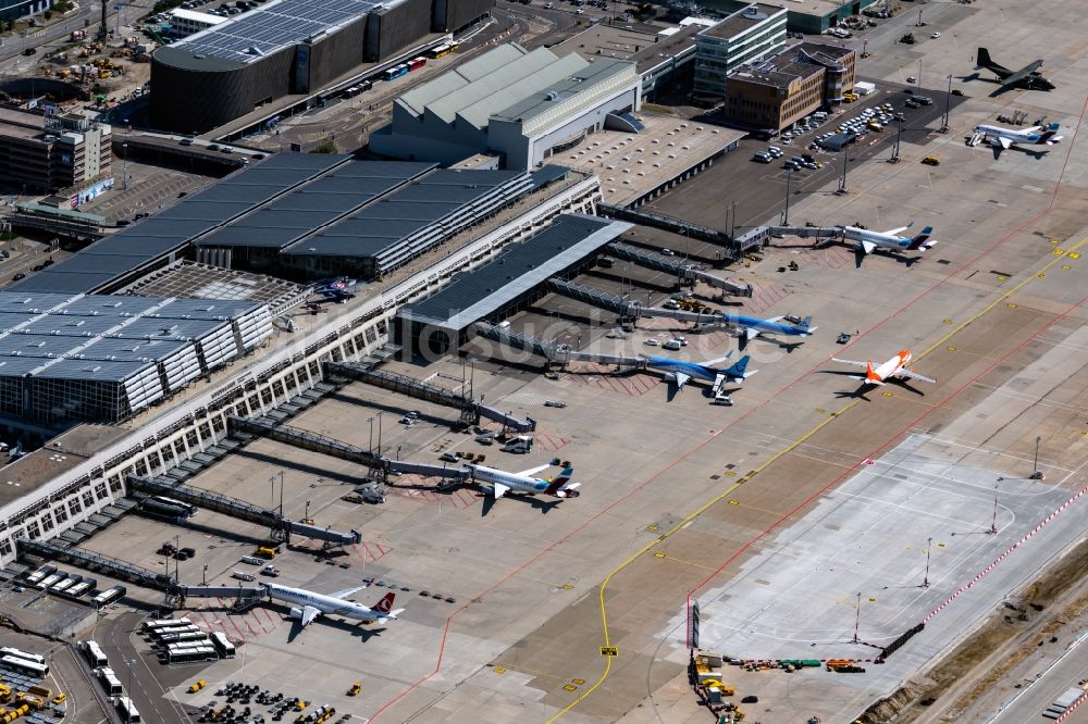 Luftaufnahme Leinfelden-Echterdingen - Abfertigungs- Gebäude und Terminals auf dem Gelände des Flughafen Stuttgart in Leinfelden-Echterdingen im Bundesland Baden-Württemberg, Deutschland