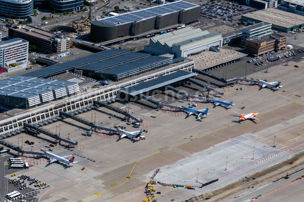 Leinfelden-Echterdingen von oben - Abfertigungs- Gebäude und Terminals auf dem Gelände des Flughafen Stuttgart in Leinfelden-Echterdingen im Bundesland Baden-Württemberg, Deutschland