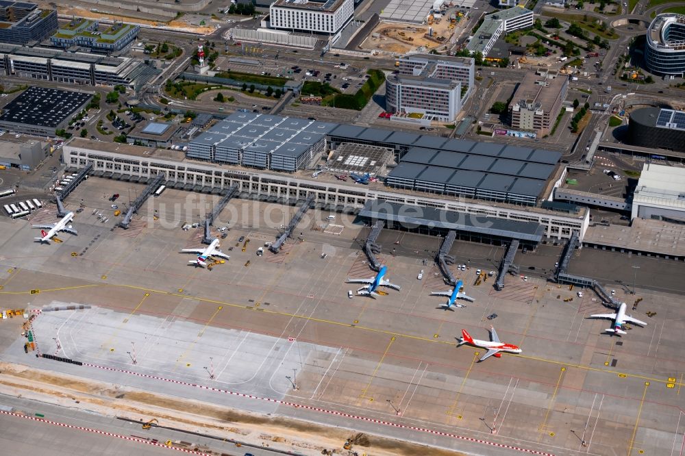 Leinfelden-Echterdingen aus der Vogelperspektive: Abfertigungs- Gebäude und Terminals auf dem Gelände des Flughafen Stuttgart in Leinfelden-Echterdingen im Bundesland Baden-Württemberg, Deutschland