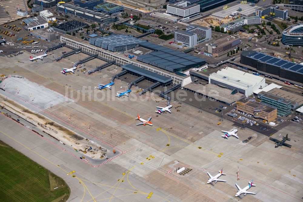 Luftbild Leinfelden-Echterdingen - Abfertigungs- Gebäude und Terminals auf dem Gelände des Flughafen Stuttgart in Leinfelden-Echterdingen im Bundesland Baden-Württemberg, Deutschland