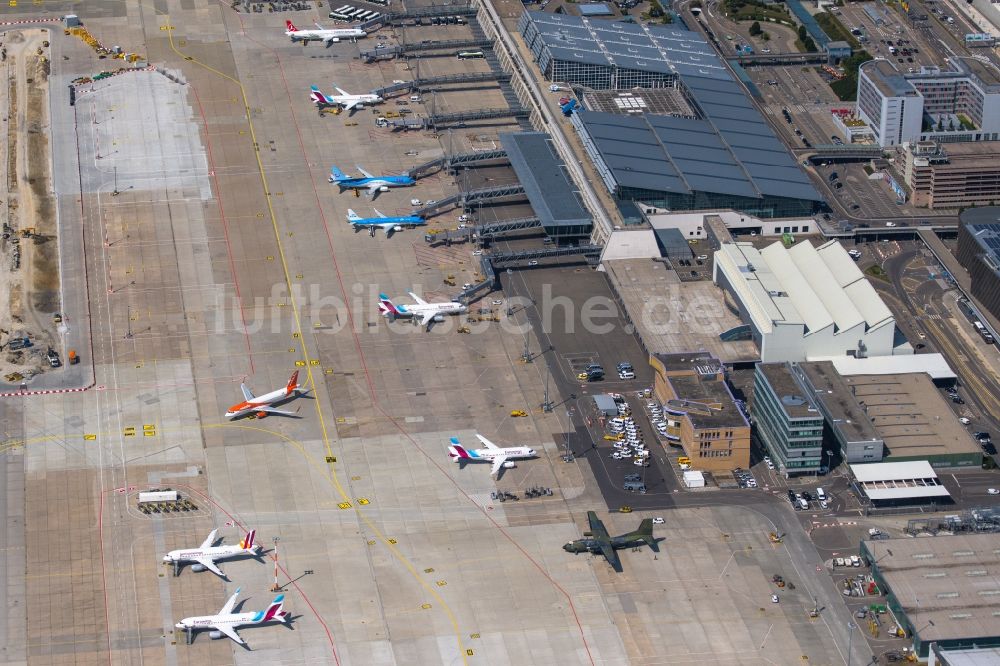 Luftaufnahme Leinfelden-Echterdingen - Abfertigungs- Gebäude und Terminals auf dem Gelände des Flughafen Stuttgart in Leinfelden-Echterdingen im Bundesland Baden-Württemberg, Deutschland