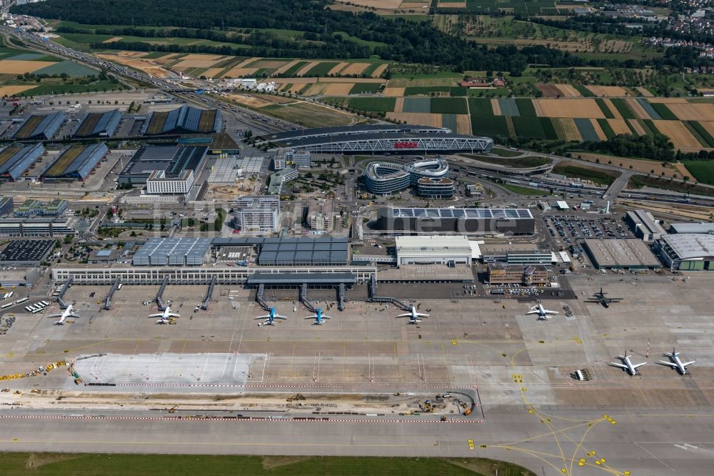 Luftbild Leinfelden-Echterdingen - Abfertigungs- Gebäude und Terminals auf dem Gelände des Flughafen Stuttgart in Leinfelden-Echterdingen im Bundesland Baden-Württemberg, Deutschland