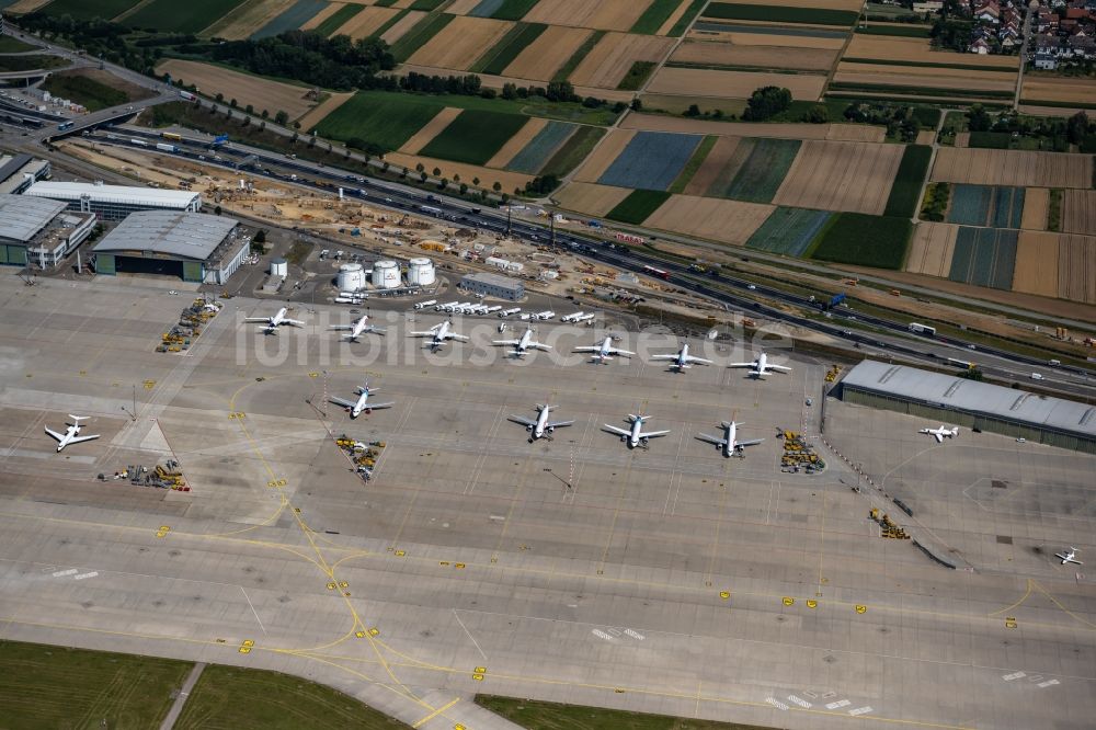 Luftaufnahme Leinfelden-Echterdingen - Abfertigungs- Gebäude und Terminals auf dem Gelände des Flughafen Stuttgart in Leinfelden-Echterdingen im Bundesland Baden-Württemberg, Deutschland