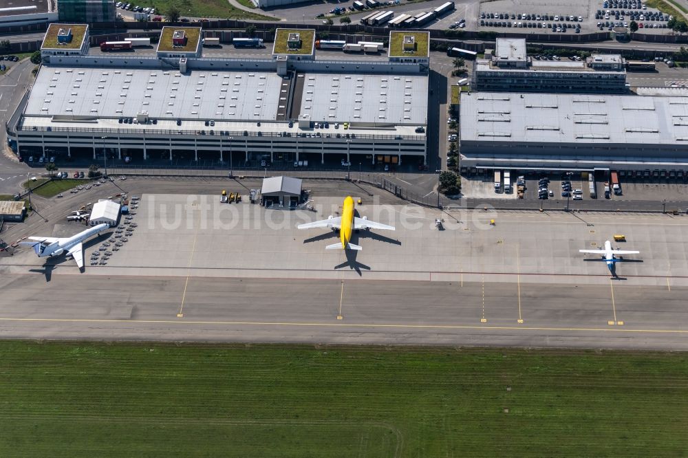 Luftaufnahme Leinfelden-Echterdingen - Abfertigungs- Gebäude und Terminals auf dem Gelände des Flughafen Stuttgart in Leinfelden-Echterdingen im Bundesland Baden-Württemberg, Deutschland