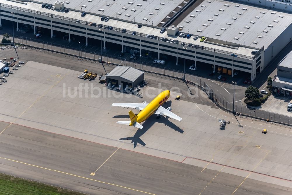 Leinfelden-Echterdingen von oben - Abfertigungs- Gebäude und Terminals auf dem Gelände des Flughafen Stuttgart in Leinfelden-Echterdingen im Bundesland Baden-Württemberg, Deutschland