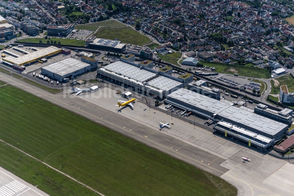 Leinfelden-Echterdingen aus der Vogelperspektive: Abfertigungs- Gebäude und Terminals auf dem Gelände des Flughafen Stuttgart in Leinfelden-Echterdingen im Bundesland Baden-Württemberg, Deutschland