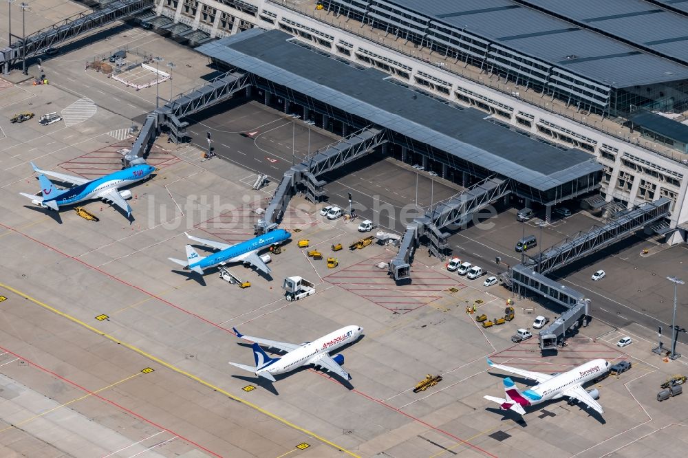 Luftbild Leinfelden-Echterdingen - Abfertigungs- Gebäude und Terminals auf dem Gelände des Flughafen Stuttgart in Leinfelden-Echterdingen im Bundesland Baden-Württemberg, Deutschland