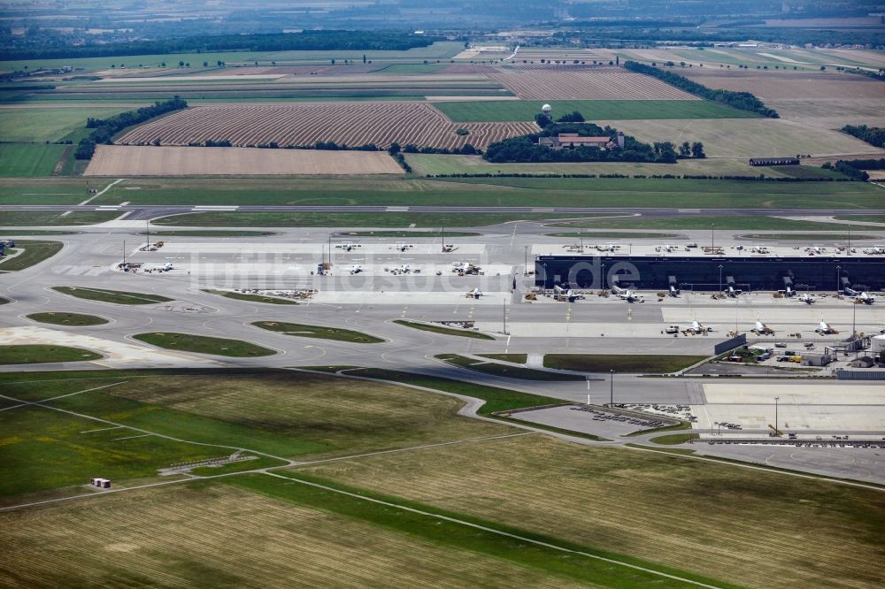 Wien aus der Vogelperspektive: Abfertigungs- Gebäude und Terminals auf dem Gelände des Flughafen in Wien in Niederösterreich, Österreich