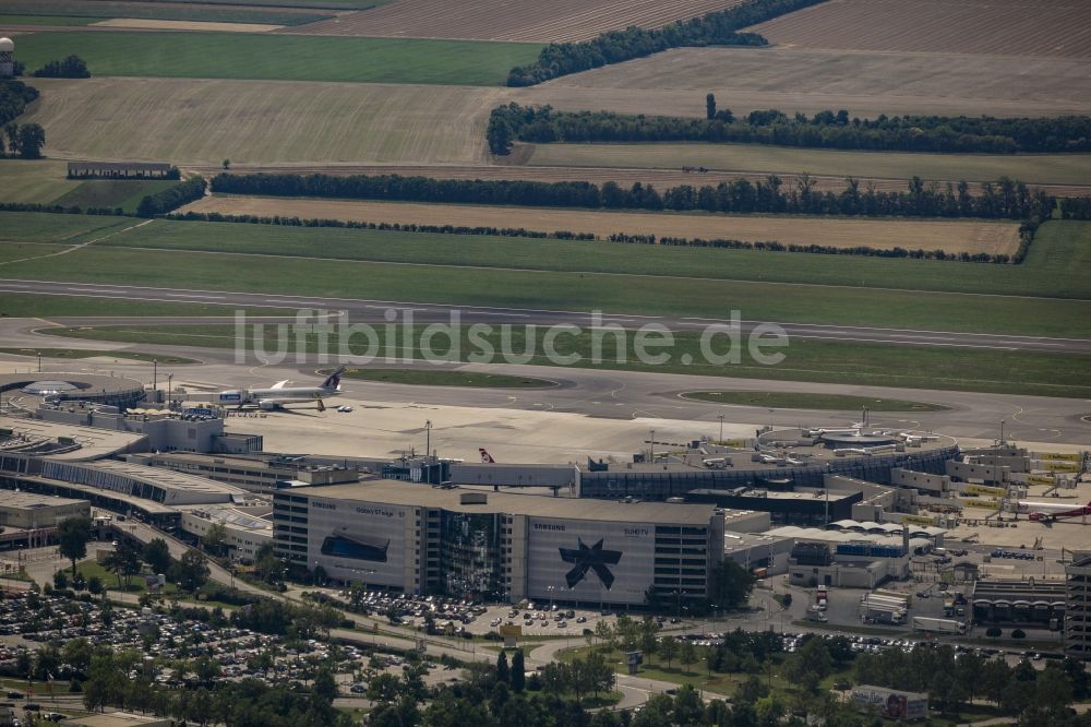 Wien von oben - Abfertigungs- Gebäude und Terminals auf dem Gelände des Flughafen in Wien in Niederösterreich, Österreich