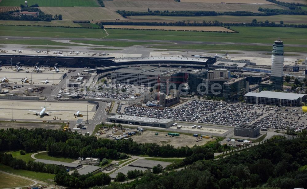 Luftbild Wien - Abfertigungs- Gebäude und Terminals auf dem Gelände des Flughafen in Wien in Niederösterreich, Österreich