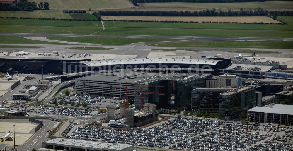 Wien von oben - Abfertigungs- Gebäude und Terminals auf dem Gelände des Flughafen in Wien in Niederösterreich, Österreich