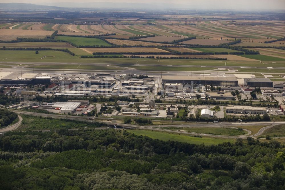 Luftbild Wien - Abfertigungs- Gebäude und Terminals auf dem Gelände des Flughafen in Wien in Niederösterreich, Österreich