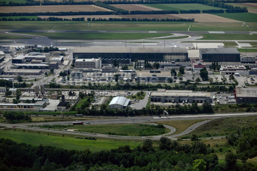 Luftbild Wien - Abfertigungs- Gebäude und Terminals auf dem Gelände des Flughafen in Wien in Niederösterreich, Österreich