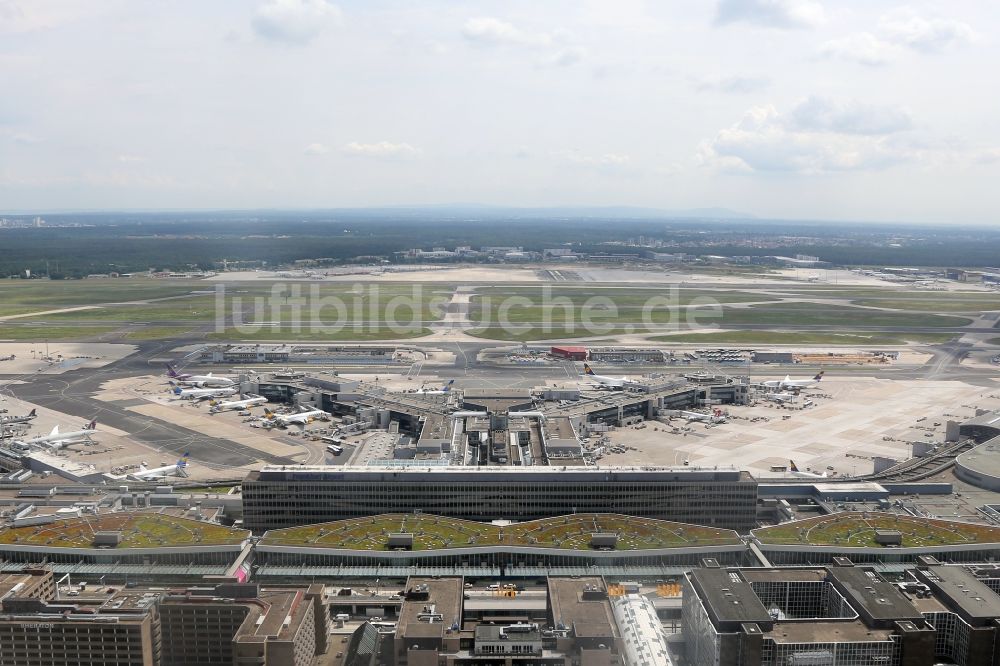 Luftaufnahme Frankfurt am Main - Abfertigungs- Gebäude und Terminals Terminal 1 auf dem Gelände des Flughafen in Frankfurt am Main im Bundesland Hessen