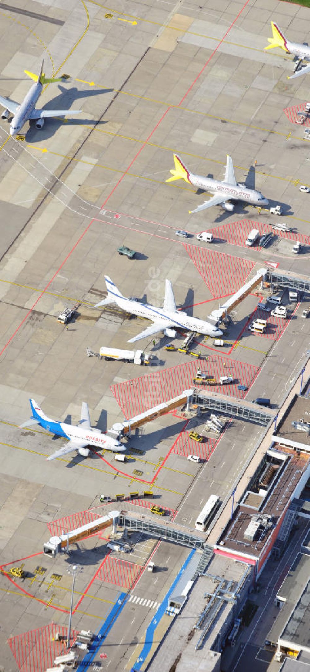 Berlin Schönefeld von oben - Abfertigungs- Terminal am Flughafen Berlin - Schönefeld