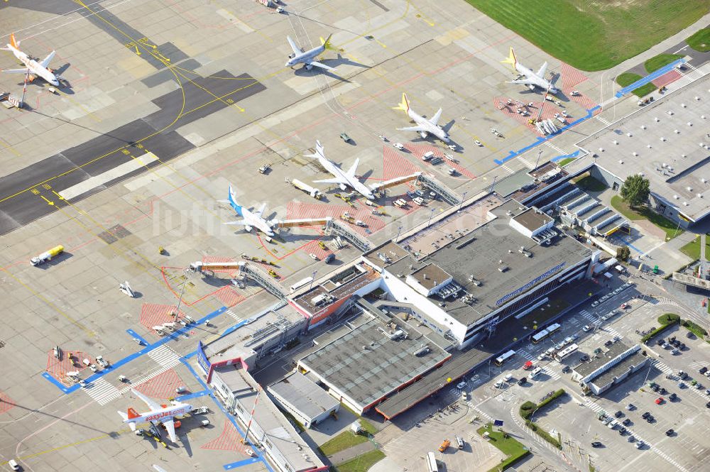 Berlin Schönefeld von oben - Abfertigungs- Terminal am Flughafen Berlin - Schönefeld