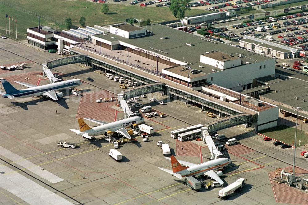 Schönefeld von oben - Abfertigungsgebäude Flughafen Berlin Schönefeld