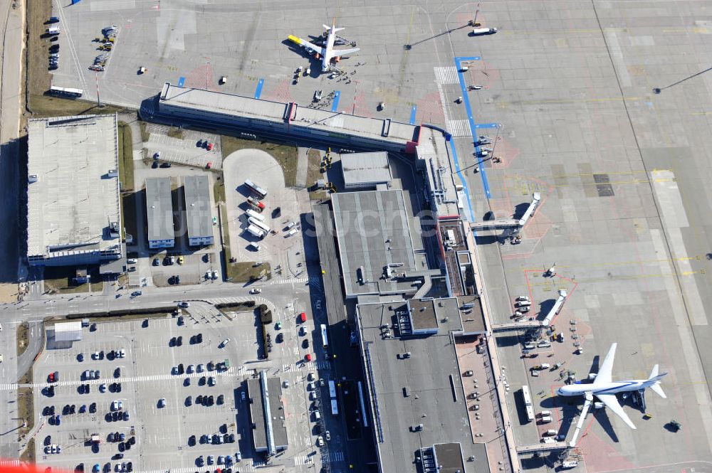 Luftbild Schönefeld - Abfertigungshalle am Flughafen Berlin-Schönefeld