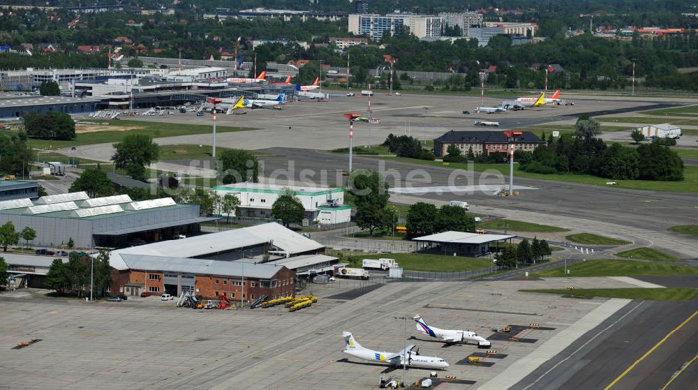 Schönefeld aus der Vogelperspektive: Abfertigungshalle am Flughafen Berlin-Schönefeld