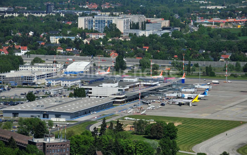 Schönefeld von oben - Abfertigungshalle am Flughafen Berlin-Schönefeld