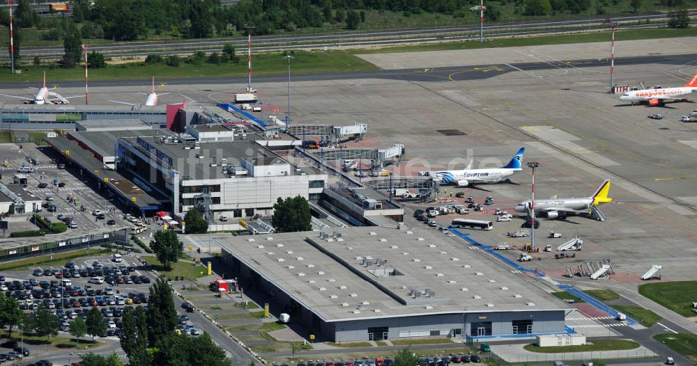 Schönefeld von oben - Abfertigungshalle am Flughafen Berlin-Schönefeld