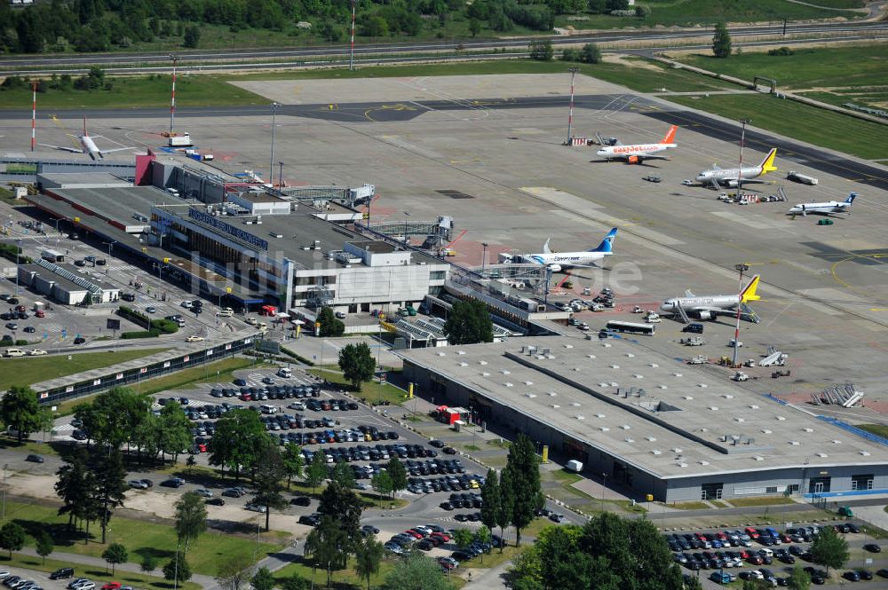 Schönefeld aus der Vogelperspektive: Abfertigungshalle am Flughafen Berlin-Schönefeld