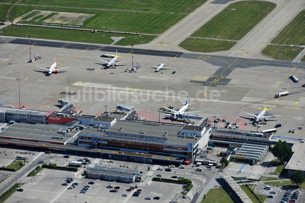 Schönefeld von oben - Abfertigungshalle am Flughafen Berlin-Schönefeld