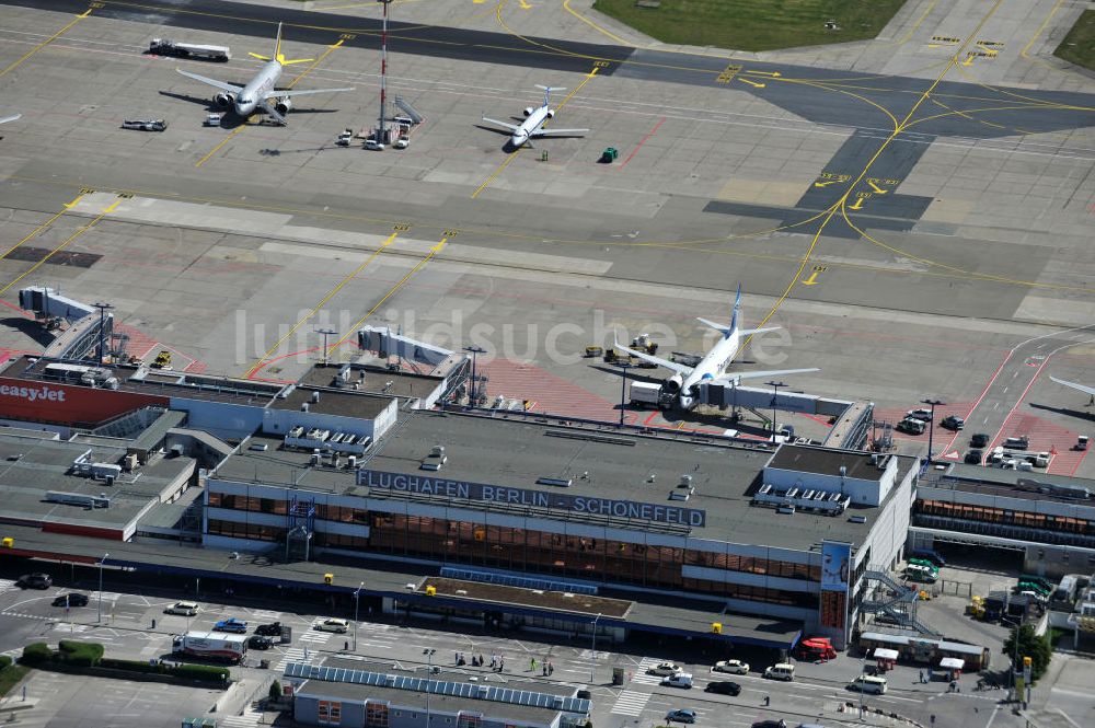 Schönefeld aus der Vogelperspektive: Abfertigungshalle am Flughafen Berlin-Schönefeld