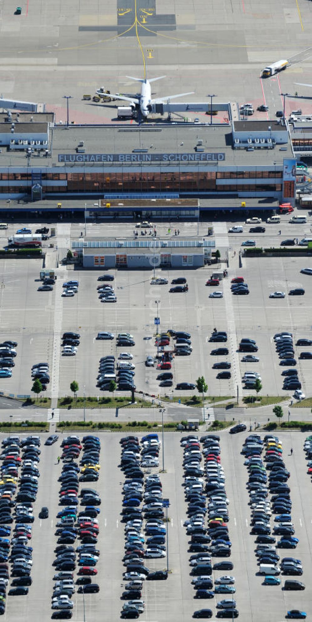 Luftaufnahme Schönefeld - Abfertigungshalle am Flughafen Berlin-Schönefeld